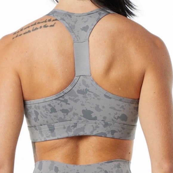XS Alphalete SURFACE WRAP BRA- Pebble Print Stone Grey - Picture 2 of 2
